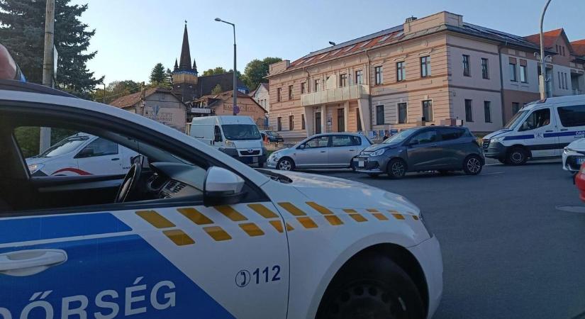 Baleset bénítja a forgalmat a Petőfi térnél, mentőautó is megjelent  fotók