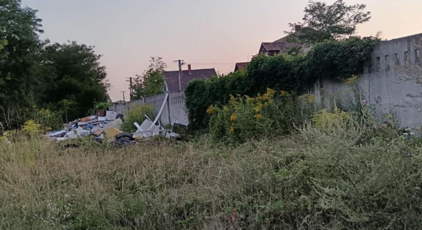 Illegális szemétlerakás miatt rendszeresek a tűzesetek a problémás városrészben, háborognak a lakók