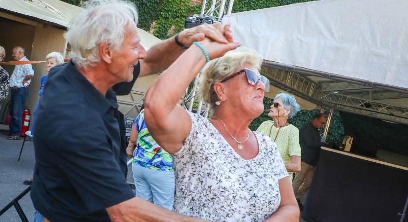 Nem csak a húszéveseké a világ: a nyarat búcsúztatták az idősek (sok-sok fotóval, videóval)