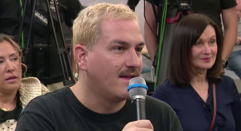 Sunyi pillanatok a Kormányinfón: a 444 újságírója titokban fotózgat, de ki a szőke riporter moralistája?