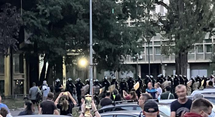 Rendőrök és rabszállítók érkeztek a Bölcsészettudományi Karhoz (Videóval)