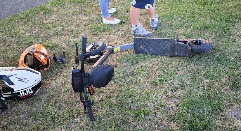 Akkora kátyúba hajtott egy rolleres Szombathelyen, hogy kettétört a roller - fotók