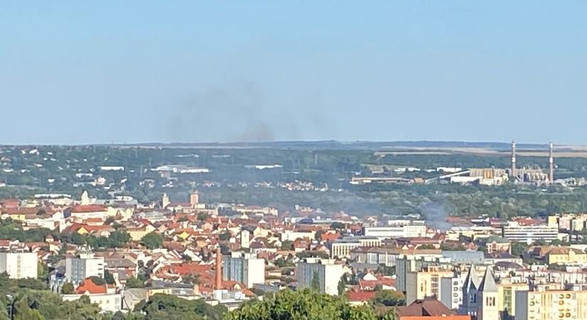 Messziről látszott a hatalmas füst a pécsi belvárosban
