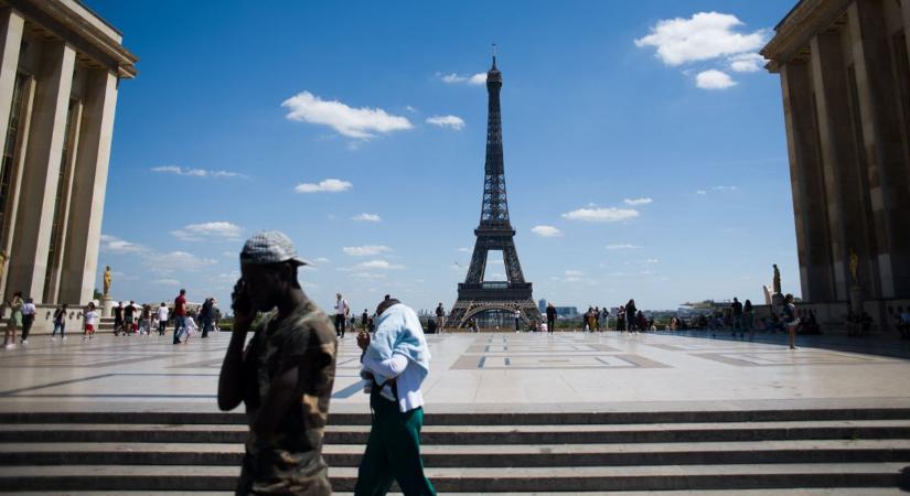 Botrány Párizsban: egy migráns az Eiffel-torony lábánál erőszakolt meg egy ukrán nőt