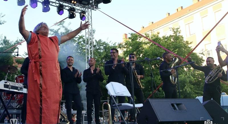 Savaria Čoček - Boban Marković Savaria polgáraként tógában távozott a karneválról