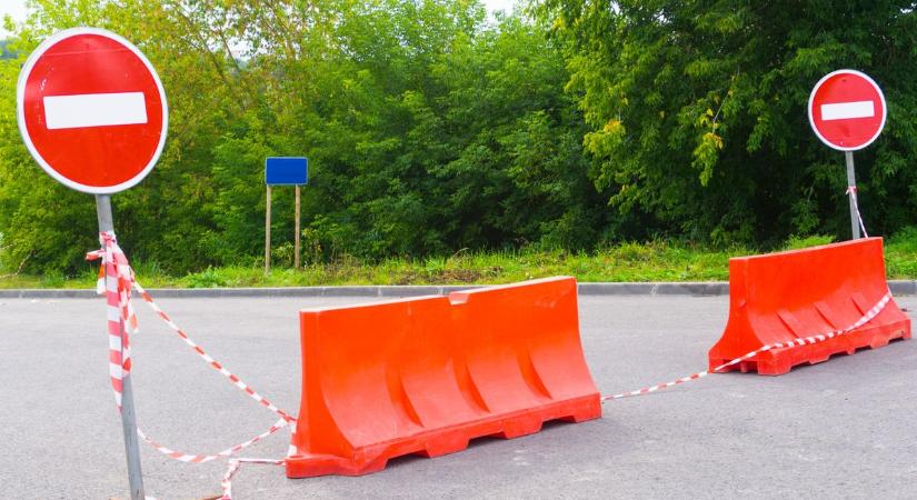 Teljesen lezárták a forgalmas utat Kecskeméten, mindenkinek kerülnie kell