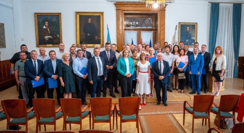 Átadták a támogató okiratokat