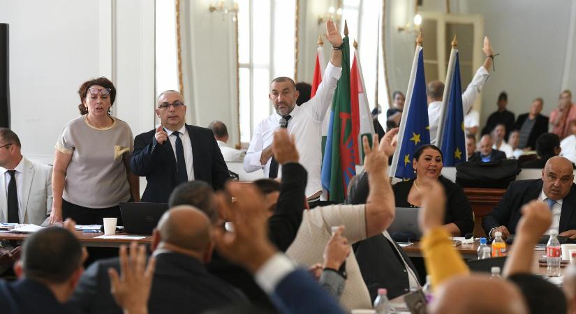 „Cigánynak a legnagyobb ellensége a cigány” – Egymásnak estek a fideszes romák, az önkormányzati elnök lerázná a pártérdeket
