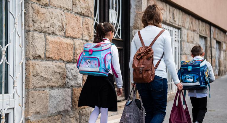 Rettenet pénz a gyerekek beiskoláztatása, de egy trükkel sokat lehet spórolni