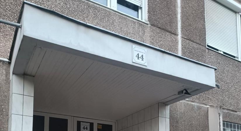 Egy dunaújvárosi társasház, aminek a bank másfél millió forintot ajándékozott