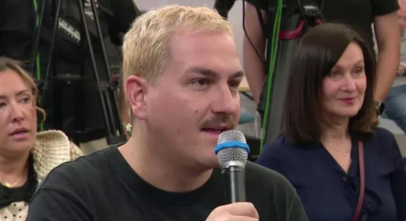 Kínos pillanatok: a 444 újságírója sunyin fotózgatta a TV2 riporternőjét