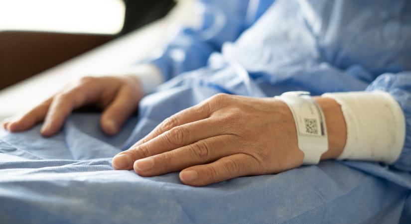 Éveken át nem törődött 5 tünettel – 21 évesen 4-es stádiumú rákkal diagnosztizálták