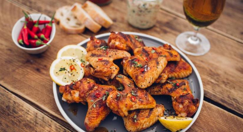 Grillezett csirkeszárnyak édes chilis mártogatóssal: rögtön dupla adagban készítsd