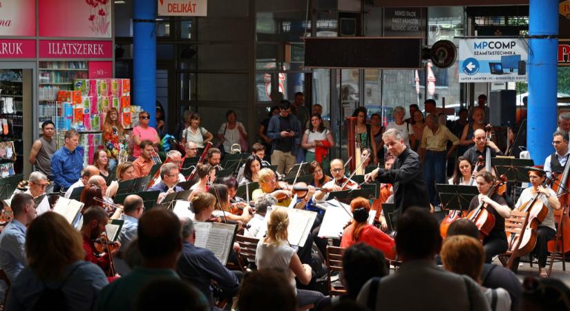 Klasszikus zenét dobnak piacra – különleges koncert a Fény utcában