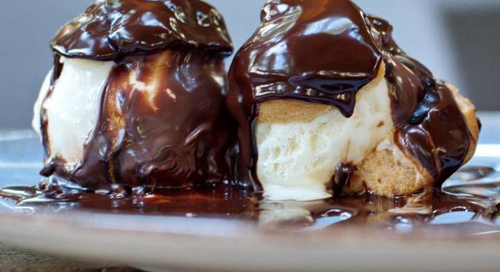 Profiterol házi csokiöntettel: krémes fagyi a tölteléke