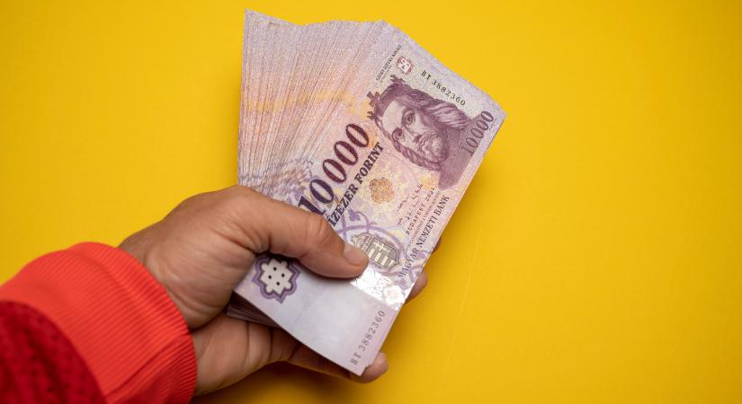 Átlagosan 484 200 forintot visznek haza a magyar dolgozók