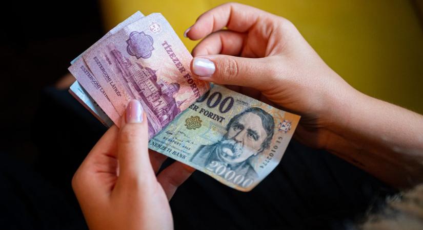 KSH: 700 ezer forint felett volt júniusban a bruttó átlagkereset