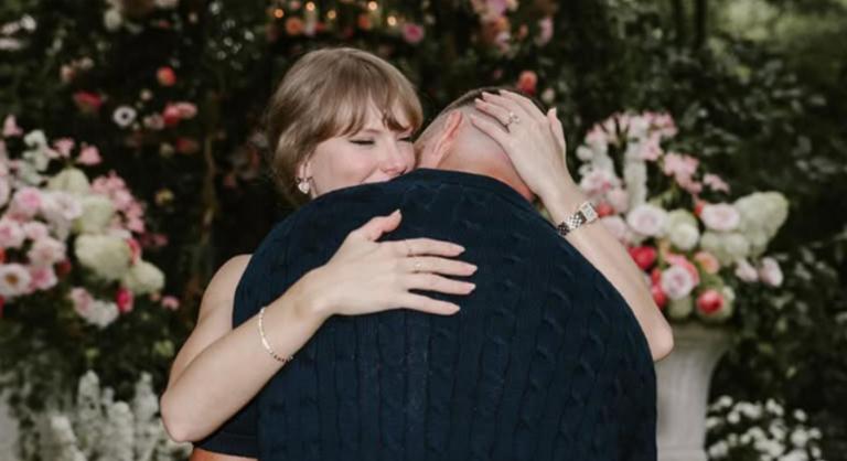 Ennyibe kerülhetett Taylor Swift mintegy 20 karátos, masszív csodaékszere