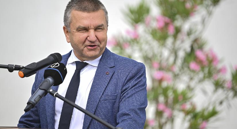 A kormány a brüsszeli ellenszélben is megvédi a magyar béreket
