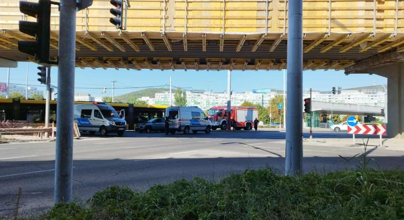 Káosz Óbudán: baleset bénítja a villamos- és autós forgalmat