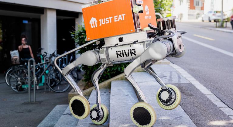 Már az utcán vannak a mesterséges intelligenciával működő robotkutyák, a jövőben ők szállítják ki a pizzát