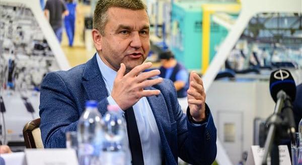 Czomba Sándor szerint veszélyben a minimálbér-emelés, bűnbakot is talált