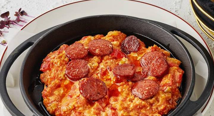 Kolbászos, tojásos lecsó egyszerűen: igazi tunkolós finomság