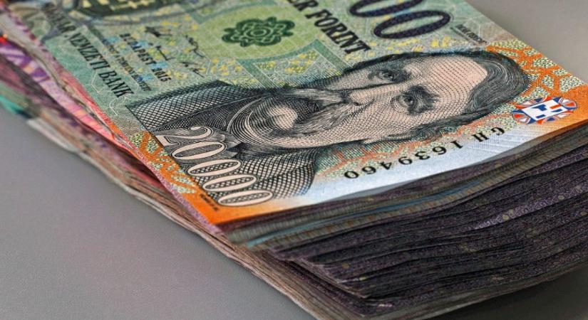 Nettó átlagkereset: 484 ezer 200 forint