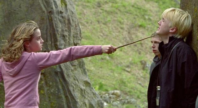 Te piszkos kis sárvérű! Friss forgatási fotókon bukkan fel az új Hermione és Draco Malfoy