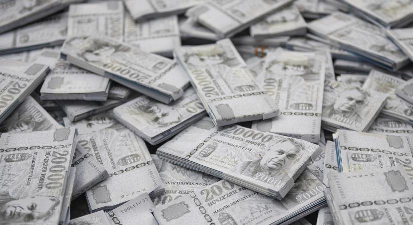 A KSH szerint a bruttó átlagkereset 704 400 forint volt júniusban