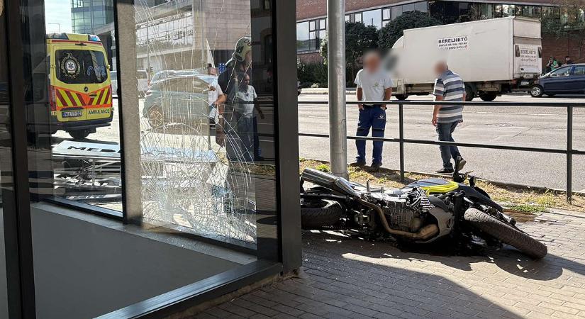 Durva motoros baleset történt Debrecen belvárosában – fotókkal
