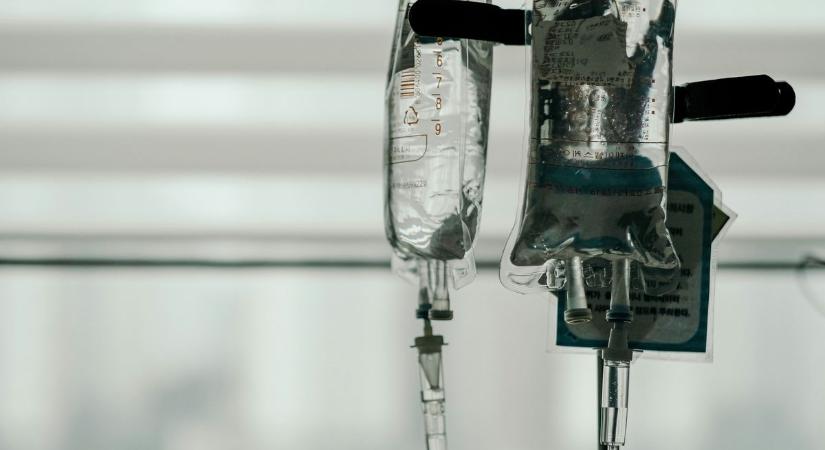 Sokkoló felvétel rögzítette, amint egy késsel a fejében sétál be egy kislány a kórházba