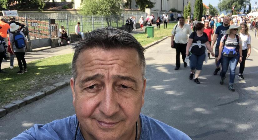 Bayer Zsoltnak hogy nem szakad le az arca?