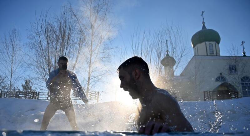 Vízkereszt: jeges vízbe merültek az ortodox keresztények