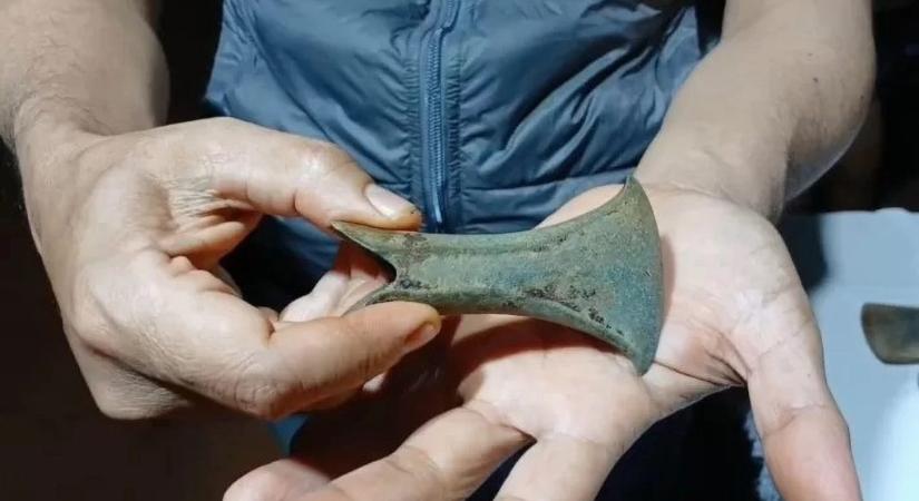 „Sosem láttam még ehhez hasonlót” – földön kívüli anyagból készült, ókori baltát fedeztek fel