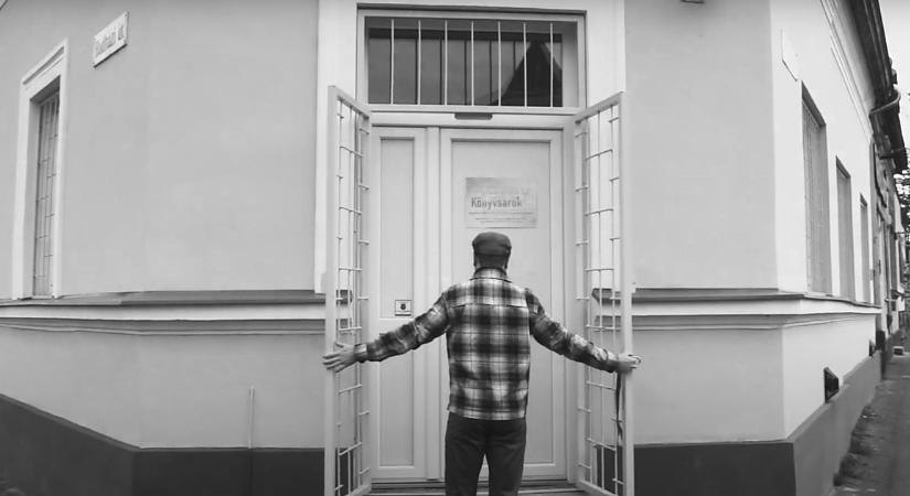 Néhány óra alatt elérhető lett három videó a debreceni költőről, aki rappelt is
