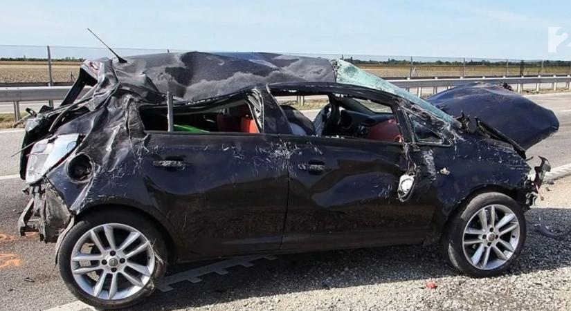 Brutális erejű volt az ütközés, a motor is kiszakadt az autóból az M4-esen történt balesetben – videóval