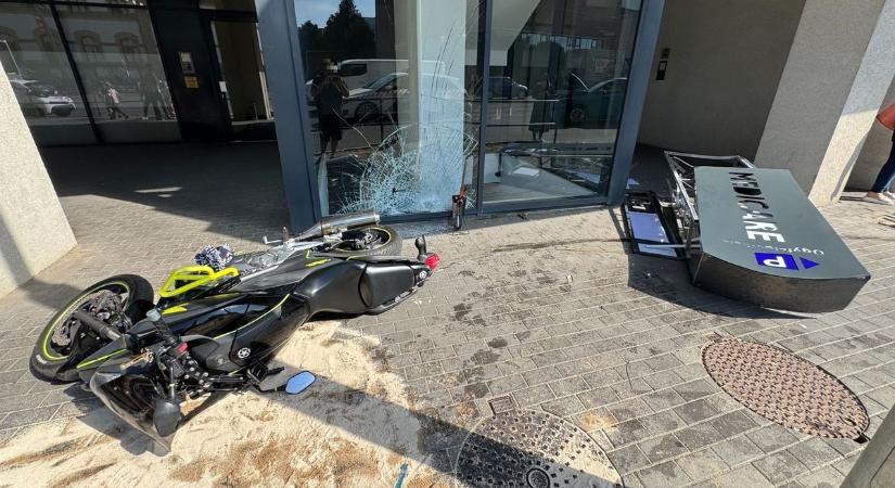 Autóval ütközött, majd egy kirakatot is betört egy motoros Debrecenben – fotók és videó a helyszínről!