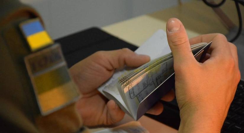 A 18–22 éves férfiak csak katonai igazolással hagyhatják el Ukrajnát