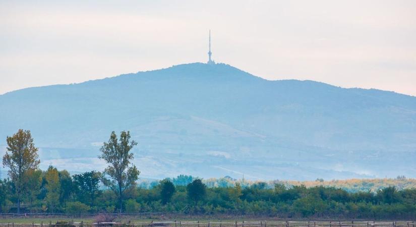 Bombahír! Elképesztő látványosság a vármegyehatár közvetlen közelében!