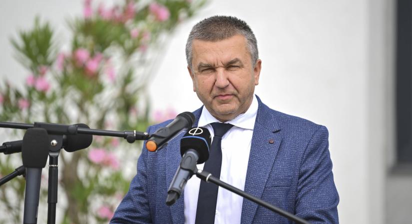 Brüsszel elhibázott gazdaságpolitikája ellenére a kormány megvédi a béremeléseket, a munkahelyeket – közölte Czomba Sándor