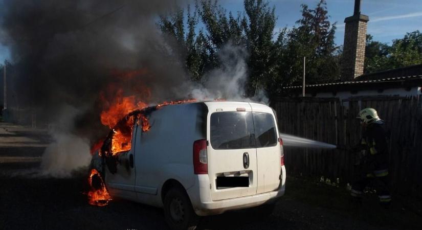 Hatalmas lángokkal égett egy autó Hajdú-Biharban