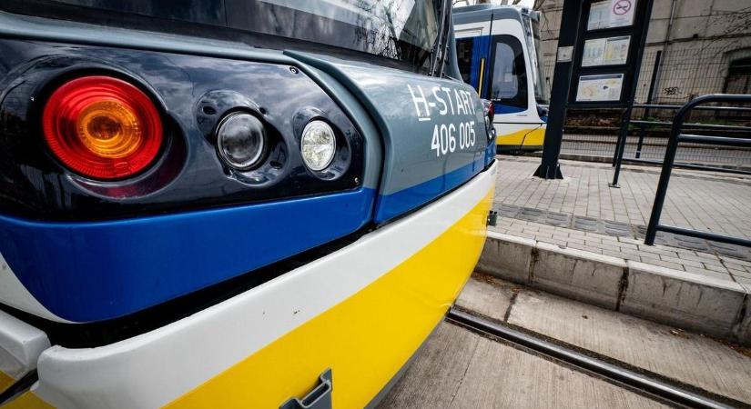 Feszítővágóval szabadítottak ki egy embert az autójából, miután összeütközött a tram-trainnel