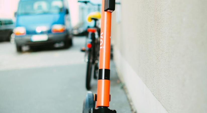 Fiatalok száguldoztak elektromos rollerrel, egy 13 éves kislány életveszélyesen megsérült – sokkoló videó készült a balesetről