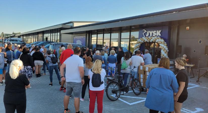 Új üzletet nyitott a népszerű áruházlánc Vasban - 500 ezer forintos adományt is átadtak - fotók