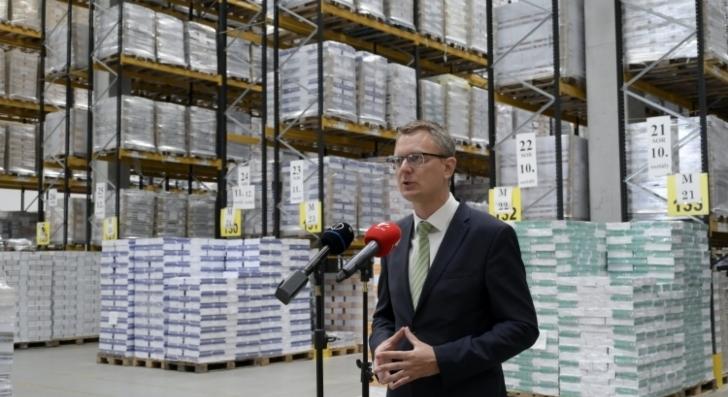 RĂŠtvĂĄri Bence: minden iskolĂĄba megĂŠrkeztek az ingyenes tankĂśnyvek