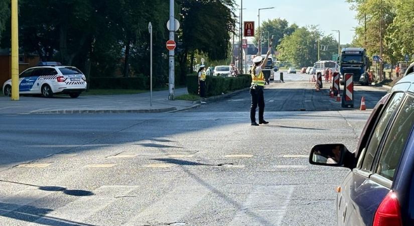 Rendőrök irányítják a forgalmat a Győr Pláza melletti útfelújításnál