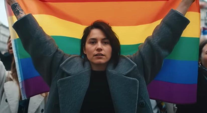 Szivárványos zászlót rejtegető, majd felszabadult budapesti nőt, és Pride-ozók tömegét is mutatja az Erste csoport új reklámfilmje