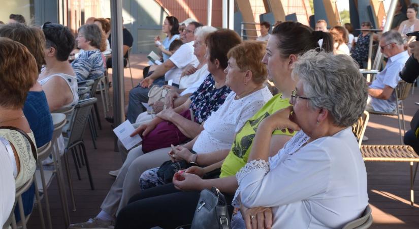 Különleges zenei élmény a lemenő nap fényében: nagy siker volt a karcagi koncert – galériával