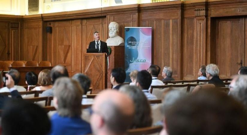 Nobel-díjas kémikus nyitotta meg a Debreceni Egyetem nagyszabású nemzetközi tudományos konferenciáját – videóval